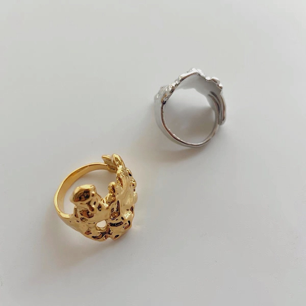 Ergonomic adjustable gold ring fitting US sizes 5 to 8 US market