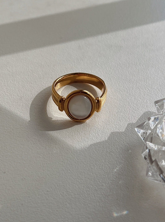 Beatrice Oval Mother of Pearl Ring 18k gold PVD ocean-ready - Aurous Atelier