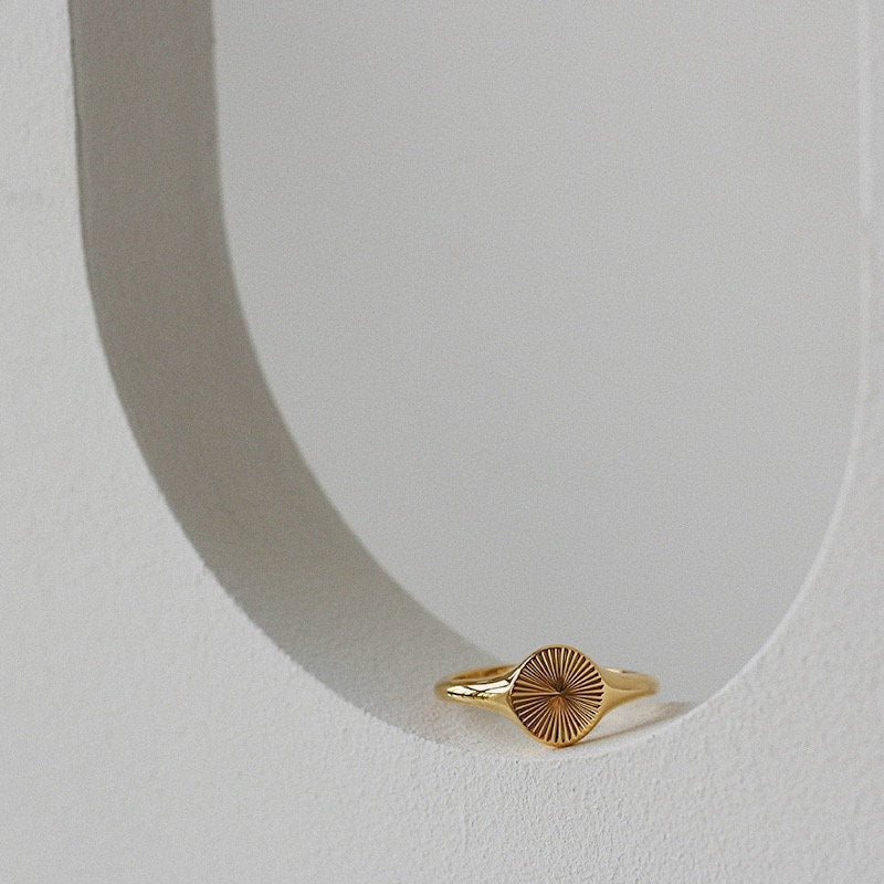 Summer sun signet ring in 18k gold pvd surgical steel