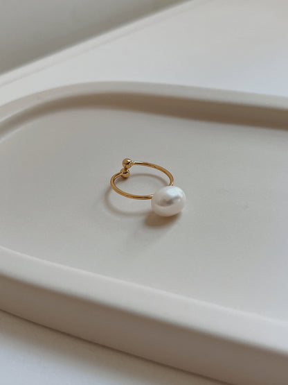 Vivienne sophisticated pearl ring in 18k gold pvd brass