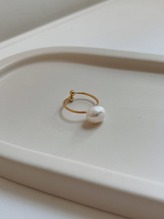Vivienne sophisticated pearl ring in 18k gold pvd brass