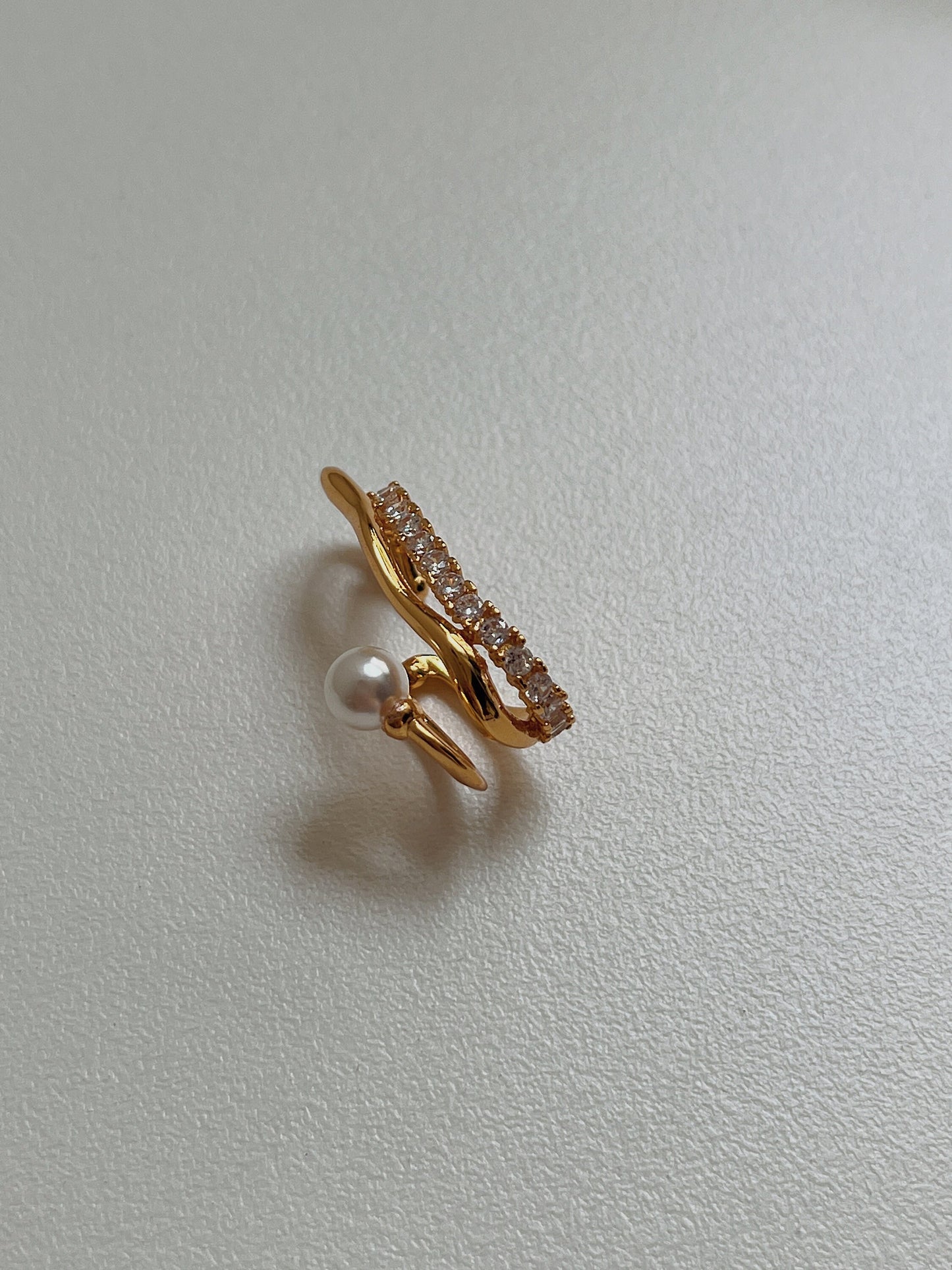 Cassidy pearl pavé ear cuff, 18k gold pvd.