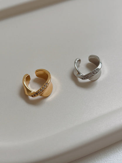 Detail of 18K Gold PVD finish on the Evelyn twisted ear cuff.