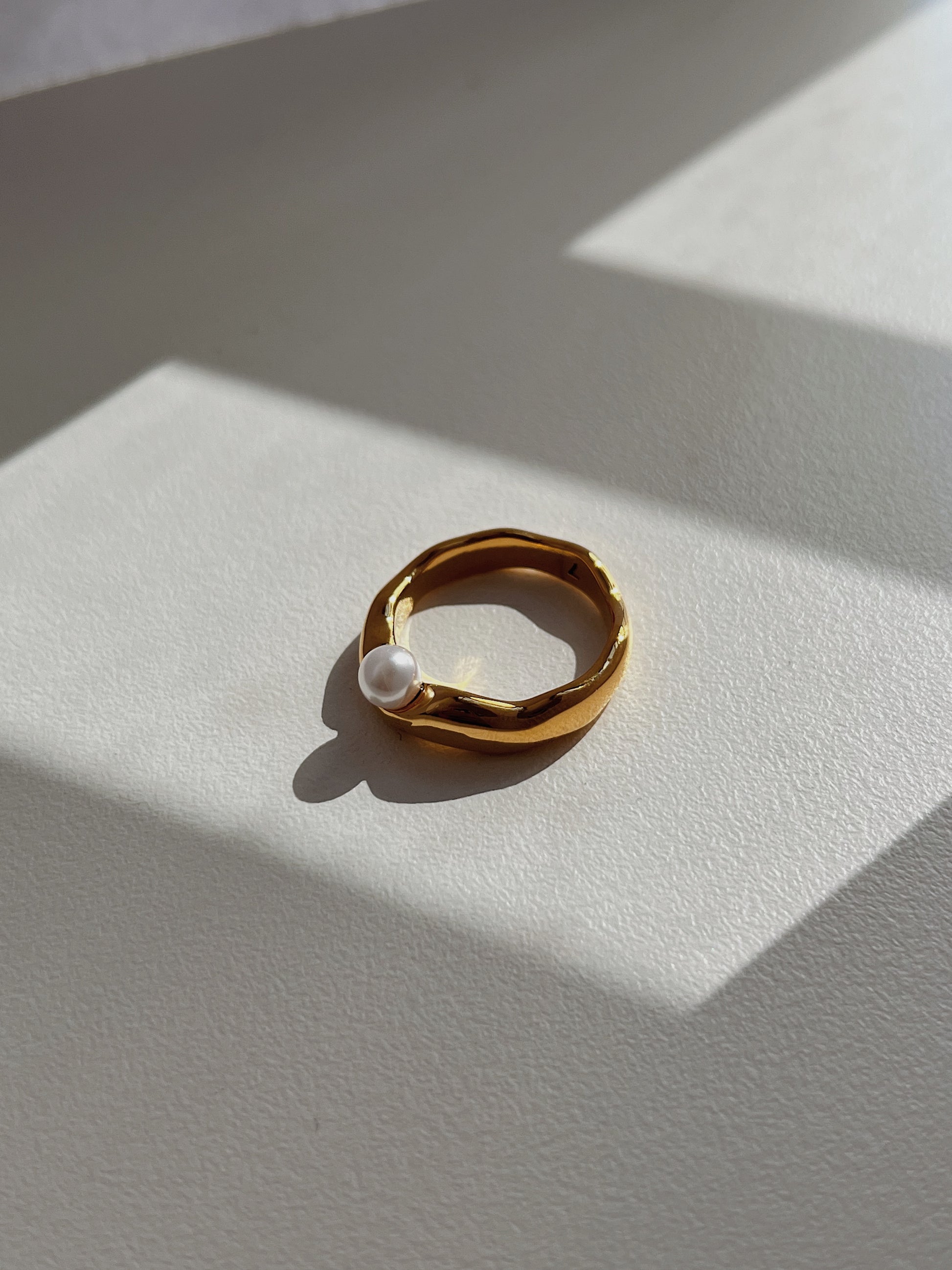 Isabella Dainty Pearl Wavy Ring in 18k gold pvd brass side view.