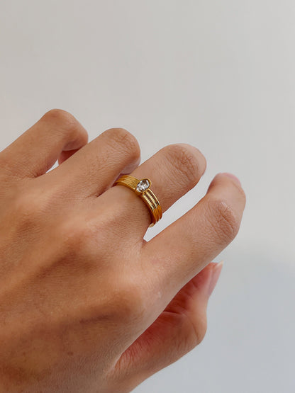 Hand model wearing Poppi ribbed oval ring on the middle finger