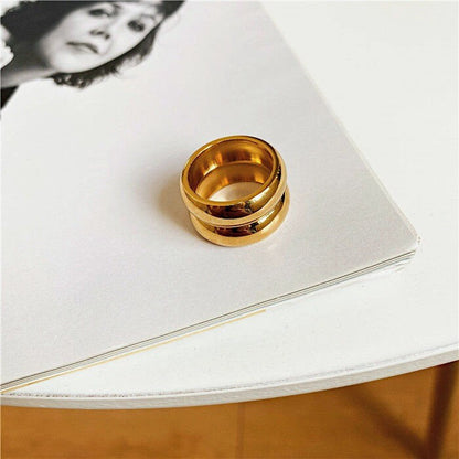 Hypoallergenic 316L stainless steel wide band ring detail