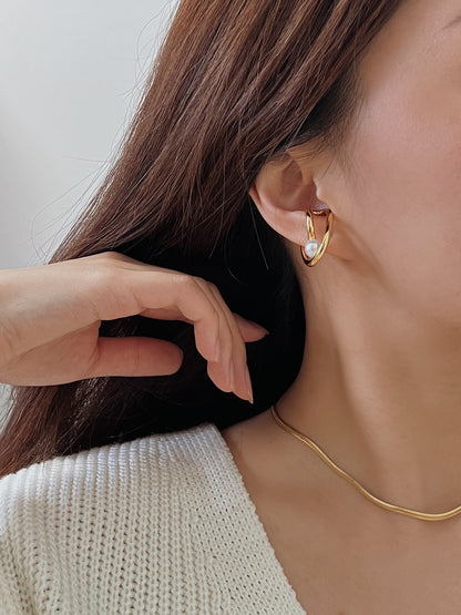 Karolina Statement Cuff on model highlighting the floating pearl effect