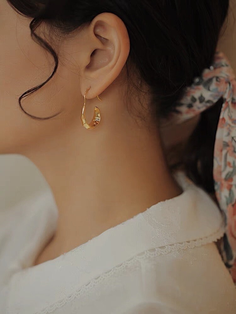 18K Gold Hammered Hoop Earrings, Minimalist Earrings, Stackable Earrings, Irregular Hoops, Gold Crescent Hoop Earrings, Tapered Hoops