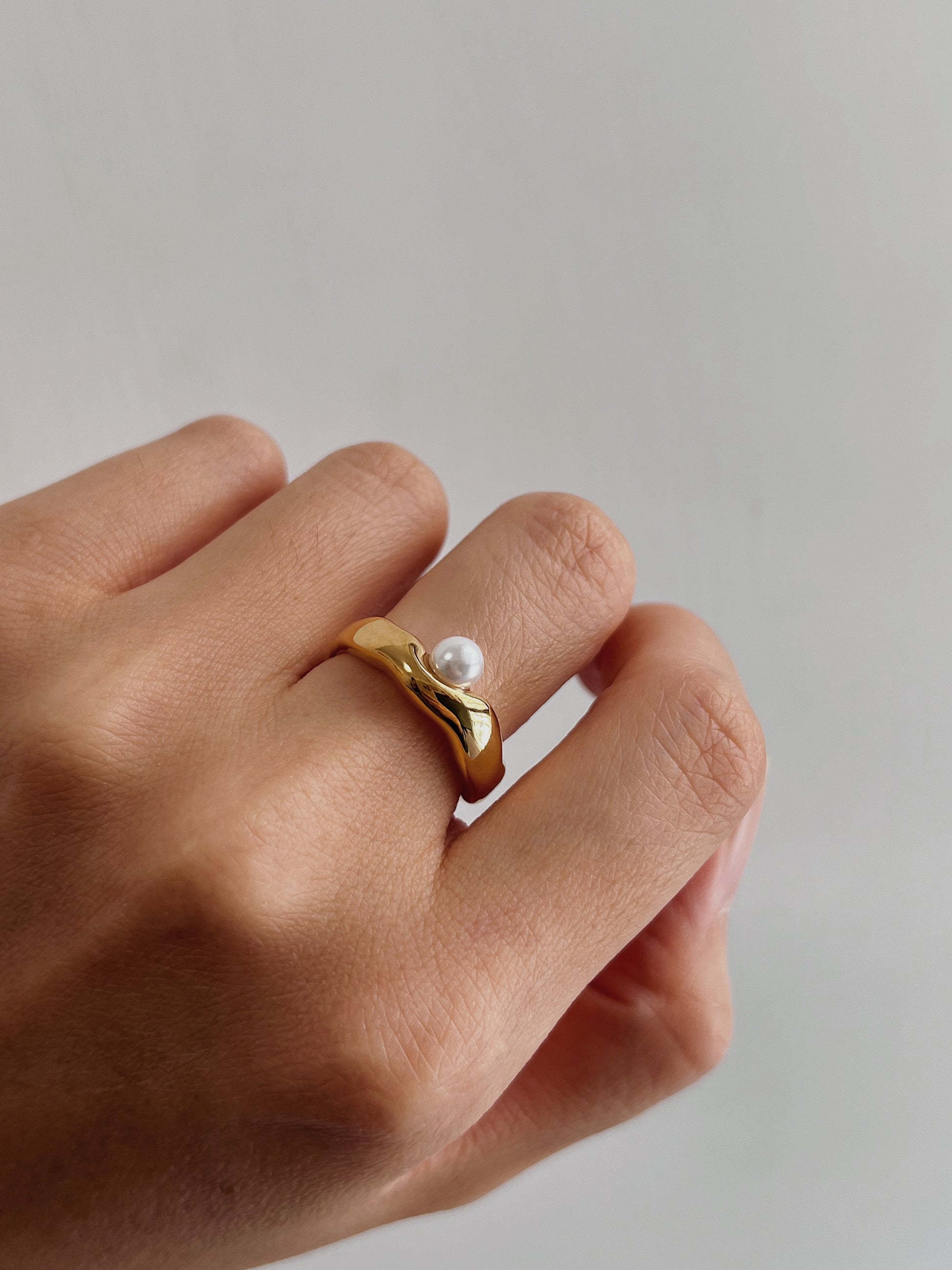 Model wearing Isabella pearl wavy ring on middle finger