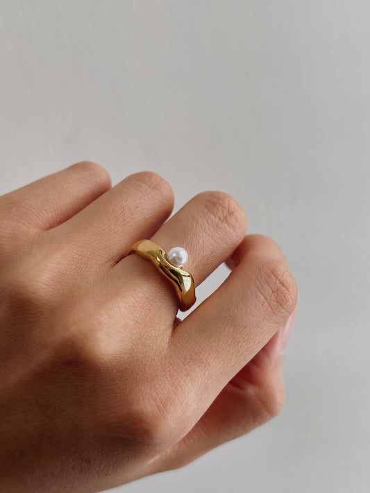 Model wearing Isabella pearl wavy ring on middle finger