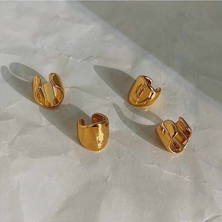 Top-down view of Jil waterproof wide cuff.