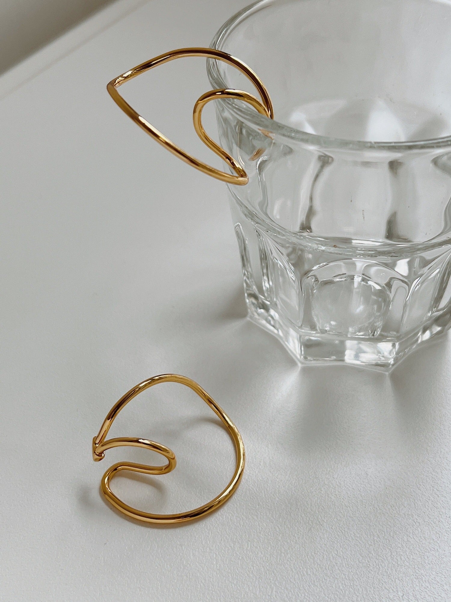 Macro shot of the non-pierced open-cuff design on the Kendra set.