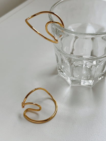 Macro shot of the non-pierced open-cuff design on the Kendra set.