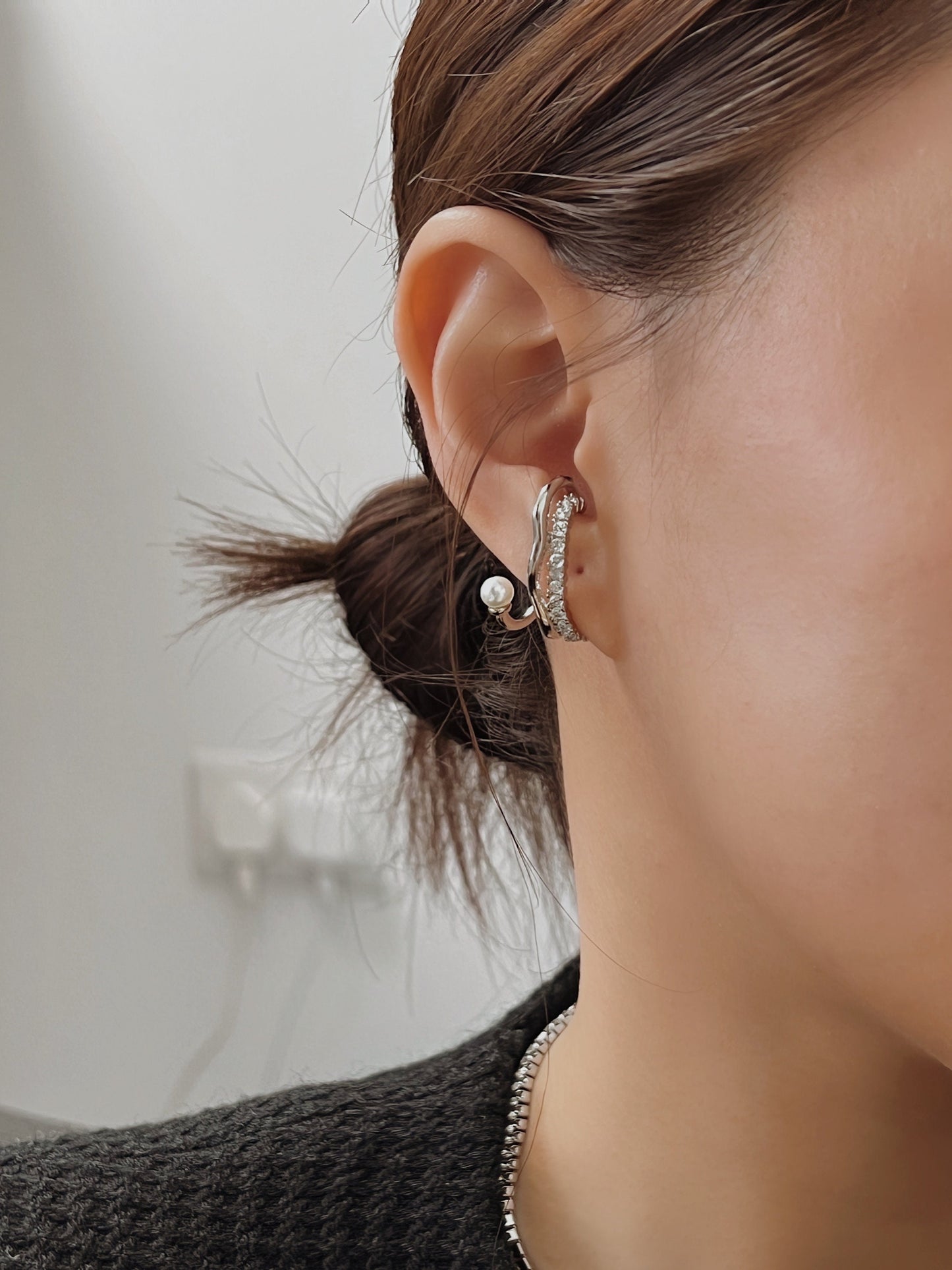 Detailed fit of Cassidy non-pierced cuff on ear lobe.