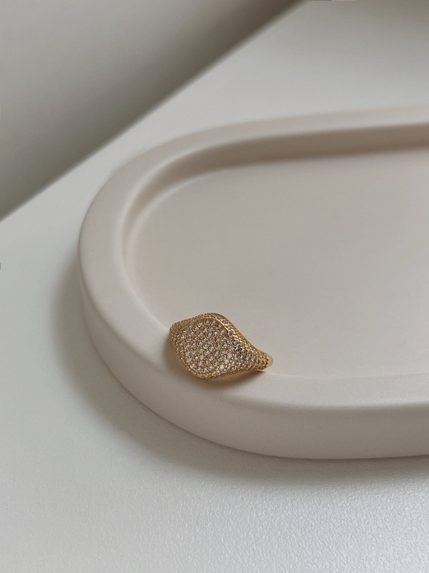 Top view of Andrée ring showing high-brilliance diamond-cut stones.
