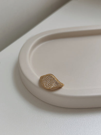 Top view of Andrée ring showing high-brilliance diamond-cut stones.