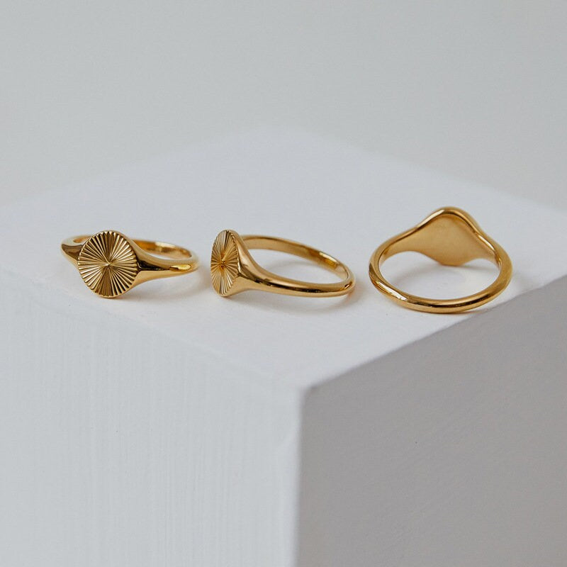 Hypoallergenic gold starburst ring 316L stainless steel detail