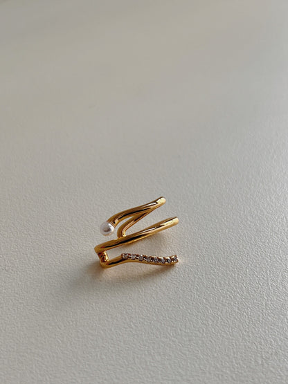 Front view of Heidi pearl gold cuff.