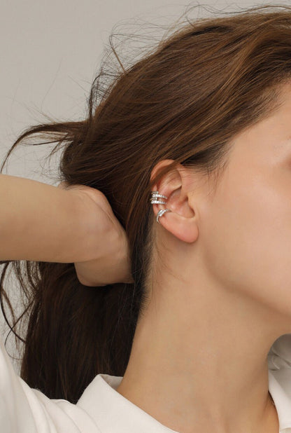 Model showcasing the brilliant sparkle of pave stones in natural sunlight.