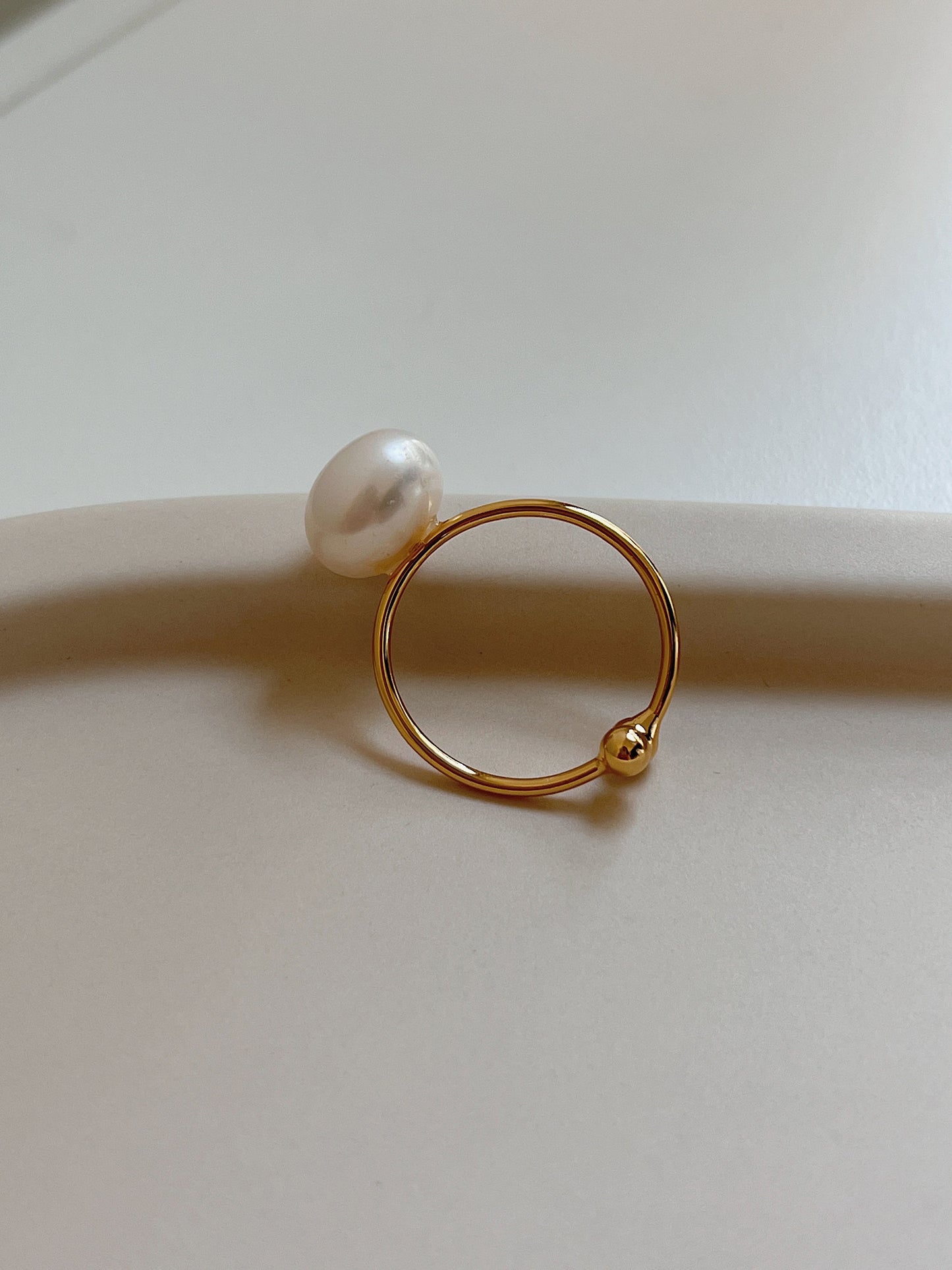 Waterproof 18k gold pvd pearl statement ring Aurous Atelier