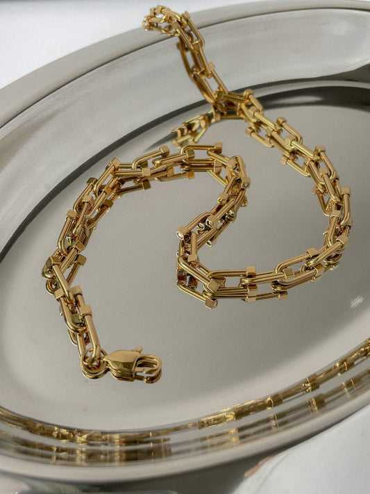 Zara link necklace industrial U shape chain layout on reflective tray